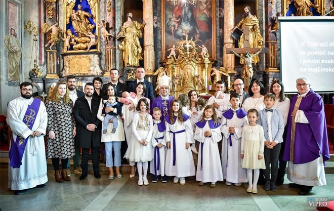 Biskup Bože Radoš na Nedjelju „Laetare“ krstio troje djece u župi Prelog